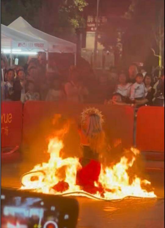 两名女演员跳“火裙舞”，一人裙子被引燃烧伤腿，昆明当地介入调查