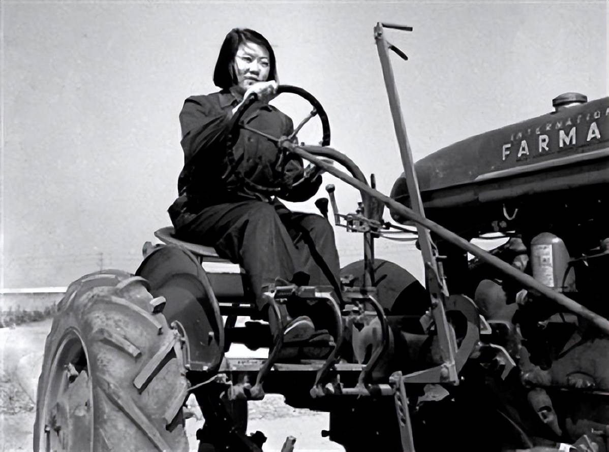 一元人民币女拖拉机手原型,经历传奇:17岁出门寻夫,20岁上画报